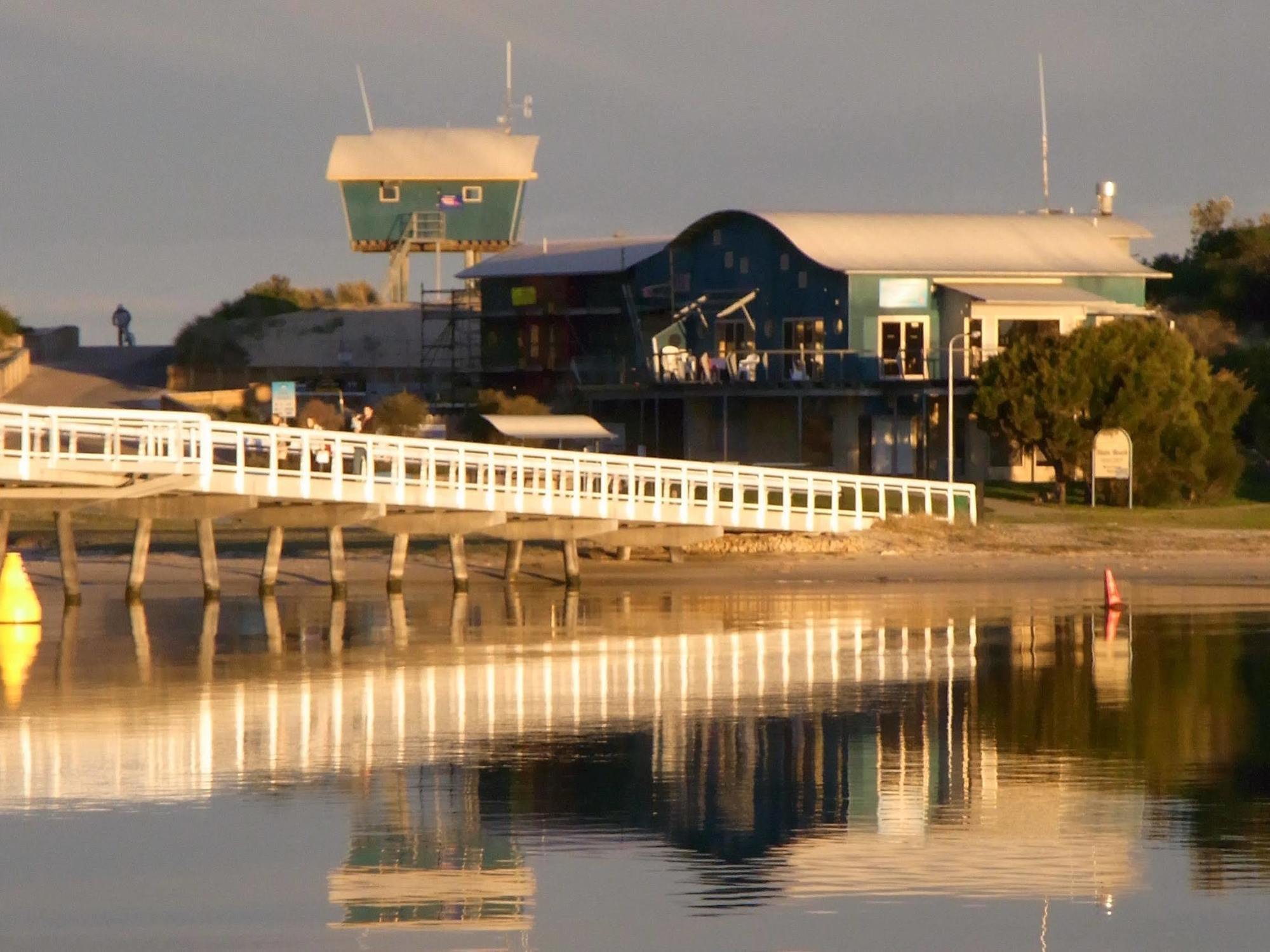 Lazy Acre Log Cabins Lakes Entrance Exteriör bild