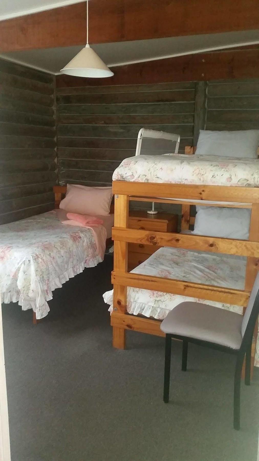Lazy Acre Log Cabins Lakes Entrance Exteriör bild