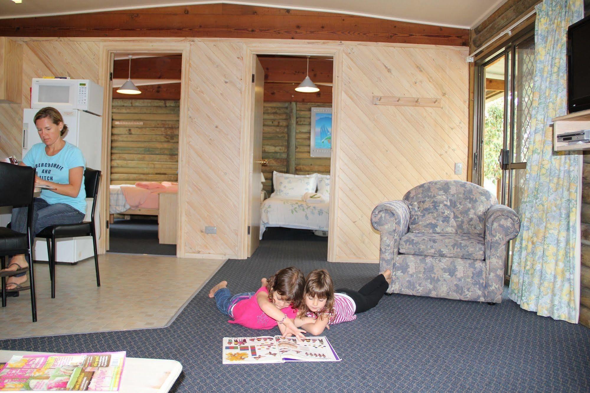 Lazy Acre Log Cabins Lakes Entrance Exteriör bild