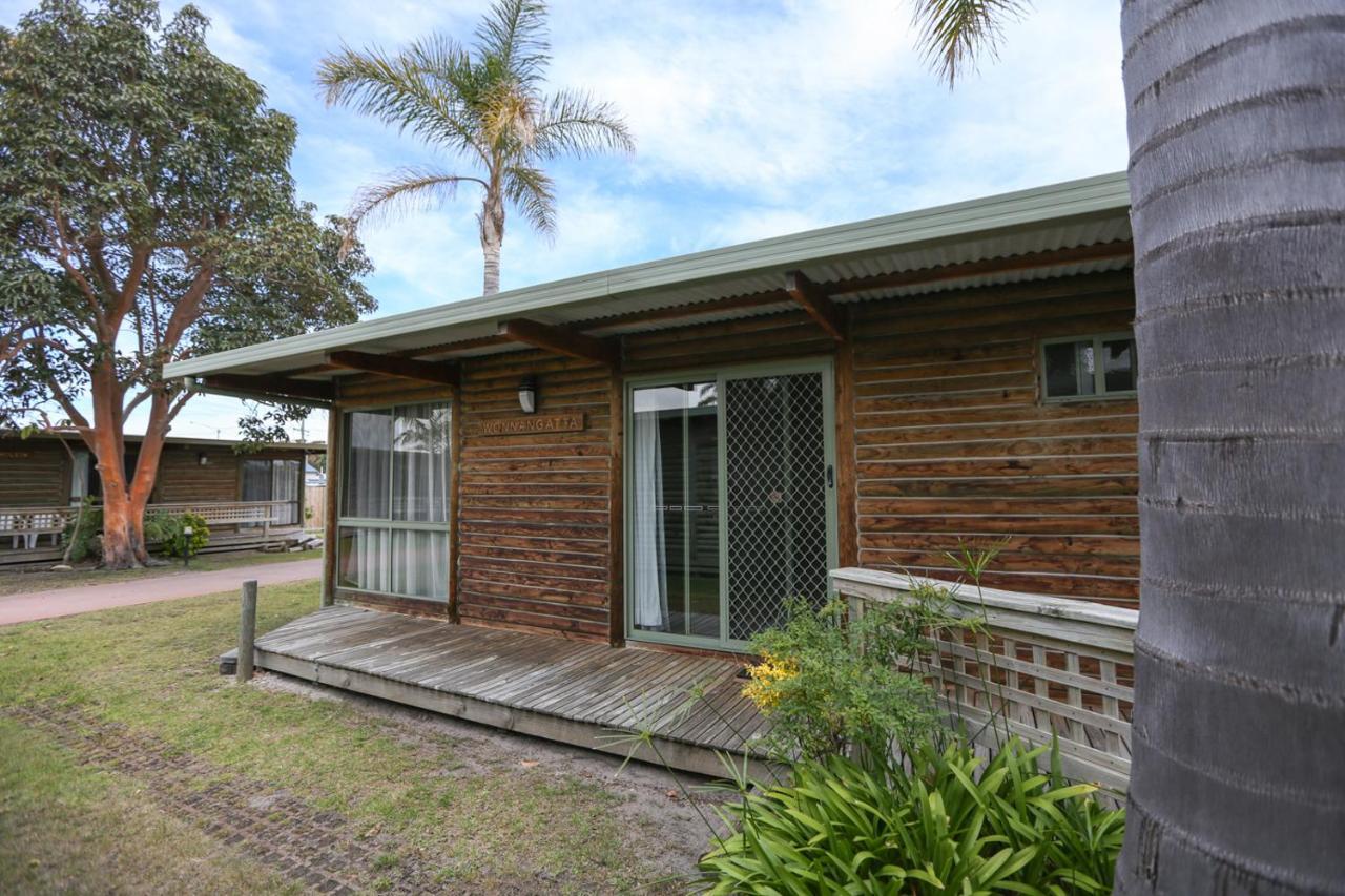 Lazy Acre Log Cabins Lakes Entrance Exteriör bild